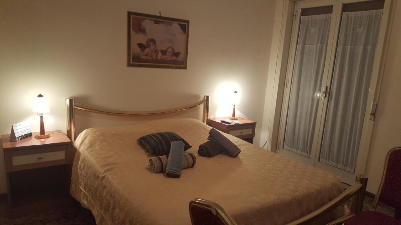 B&B United States Of Europe Catánia Buitenkant foto